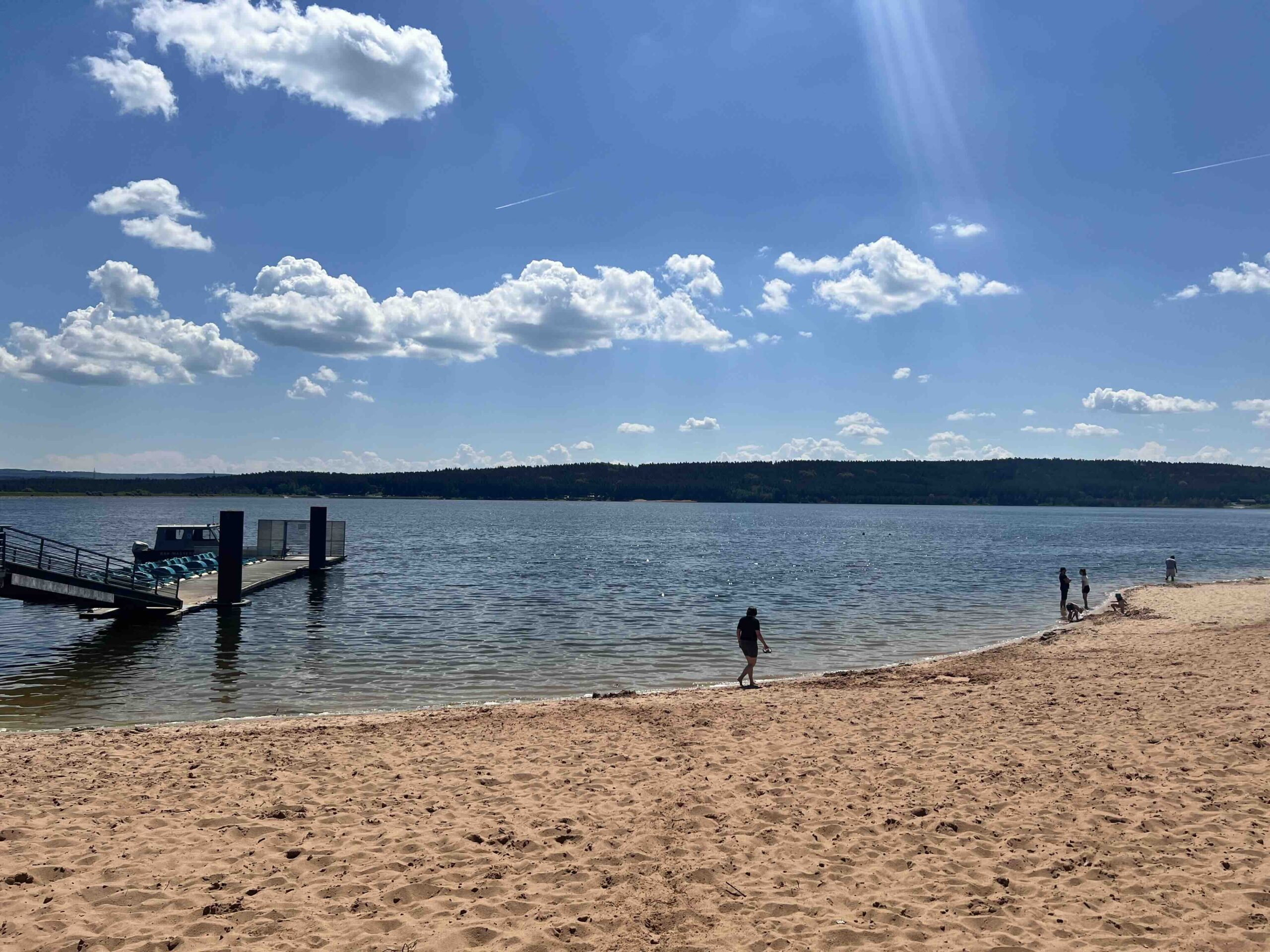 Brombachsee mit Sandstrand und Badesteg