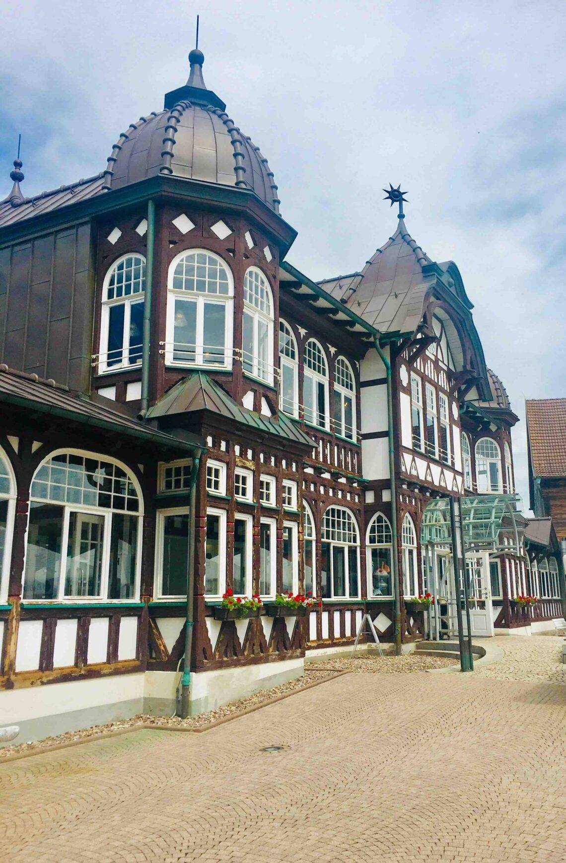 Bad Salzungen - Blick auf das prunkvolle Gebäude am Gradierwerk