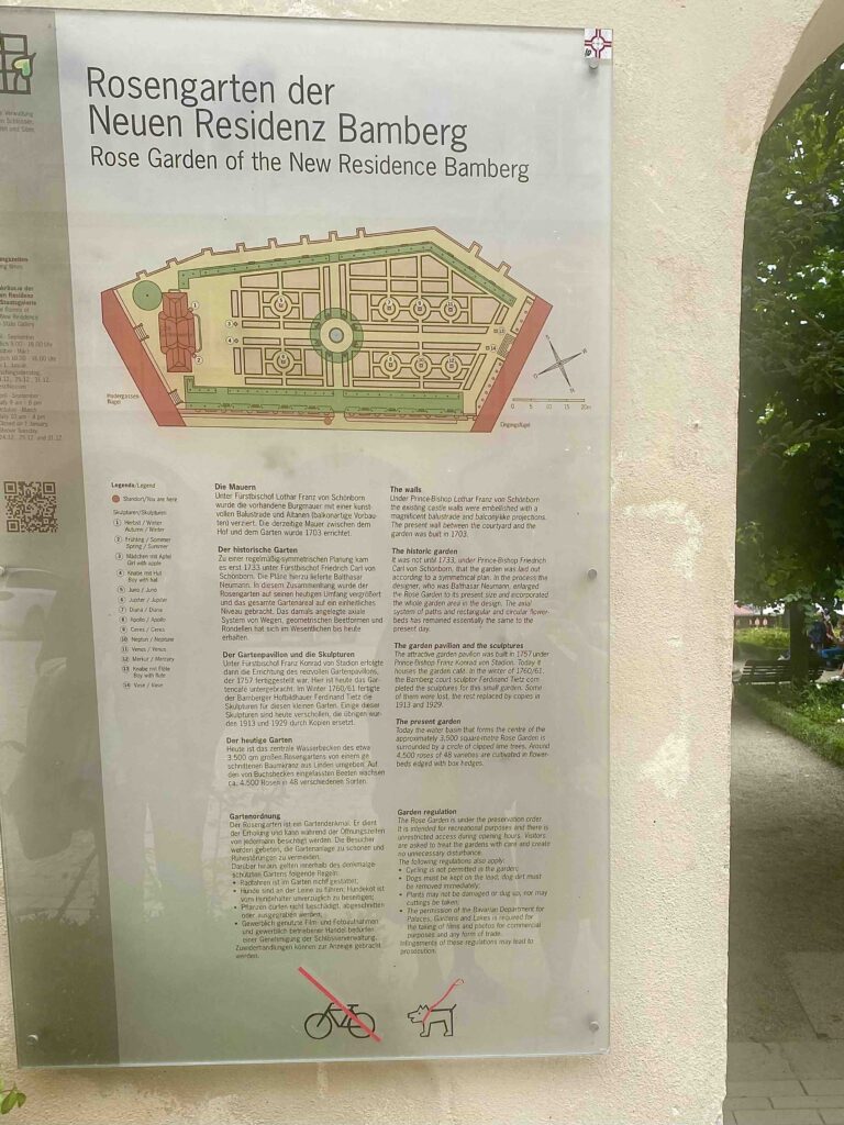 Fotografie der Informationstafel zum Rosengarten in der Neuen Residenz Bamberg