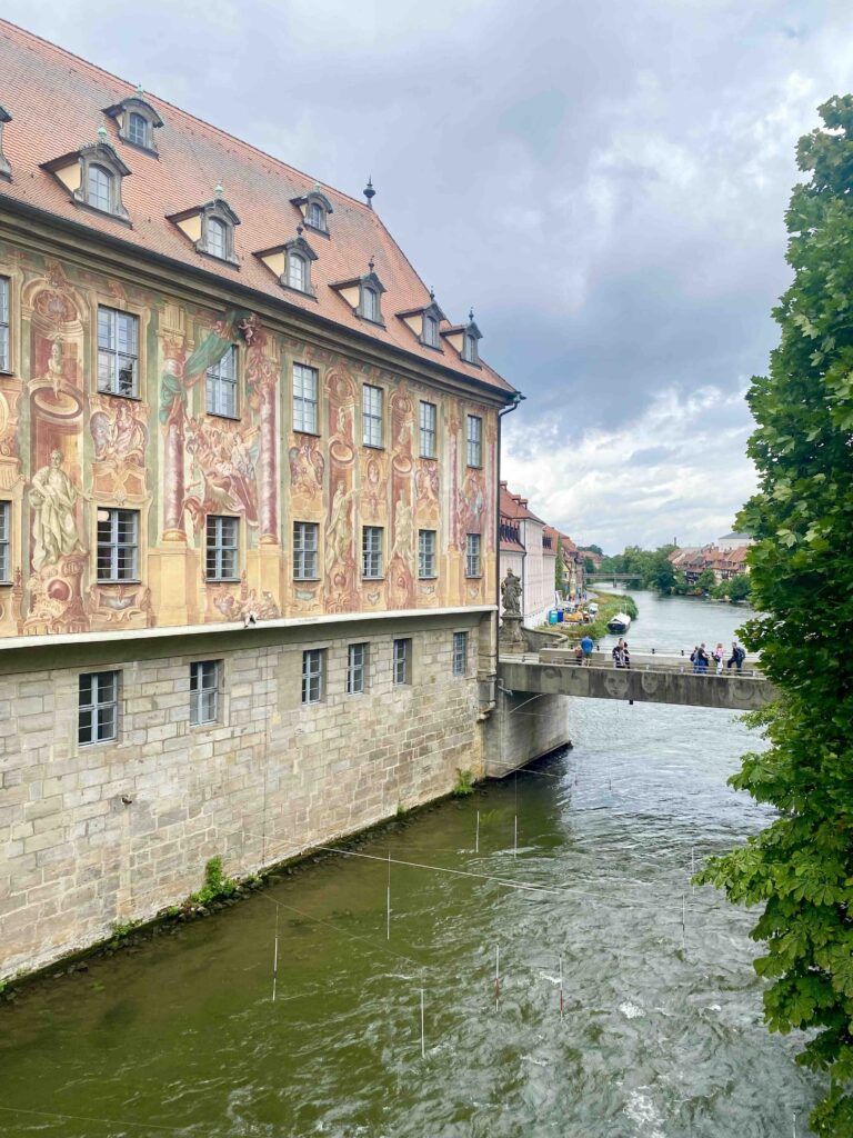 Bamberg Tor beim alten Rathaus. Torbogen und aufwendige Fassadenmalerei. 