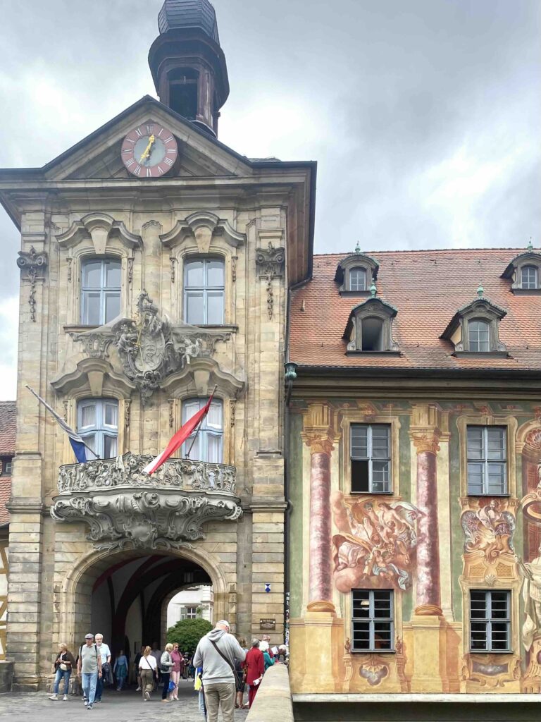 Bamberg Tor beim alten Rathaus. Torbogen und aufwendige Fassadenmalerei. 