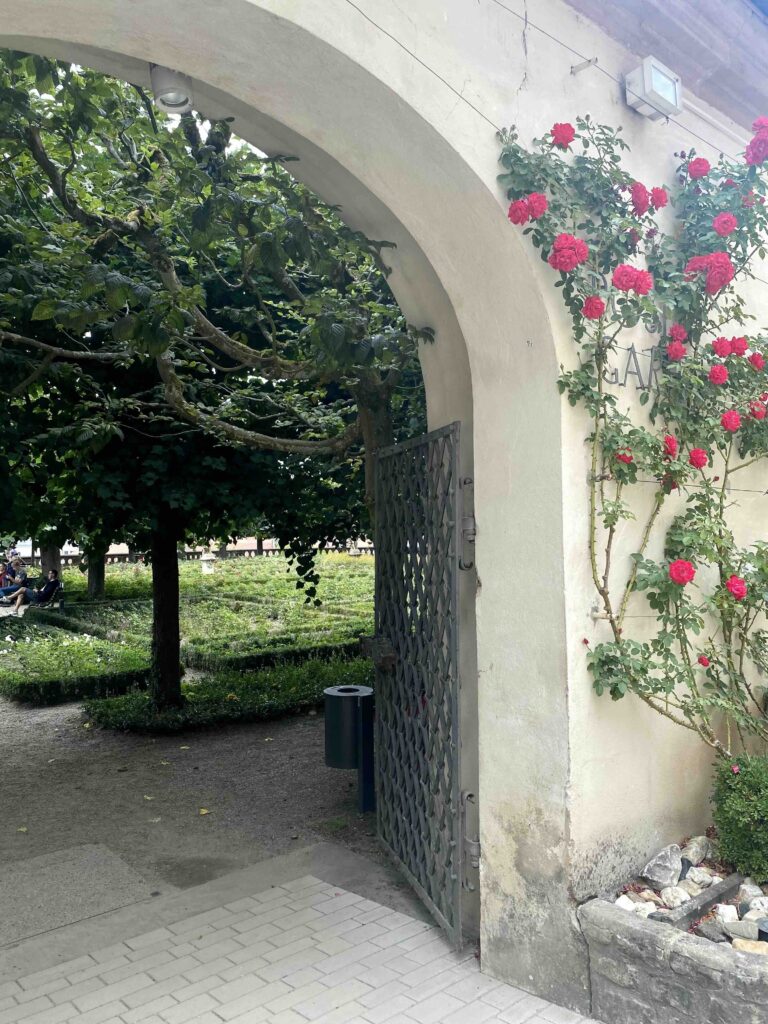 Torbogen beim Eingang zum Rosengarten.