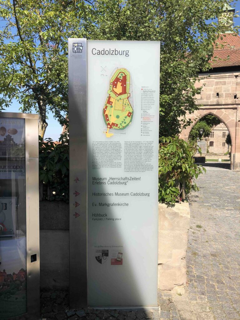 Informationstafel und Lageplan der Burg Cadolzburg 