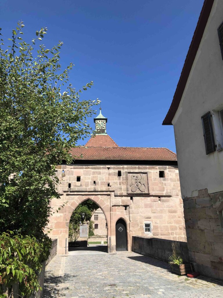 Torbogen am Eingang der Burg Cadolzburg. 