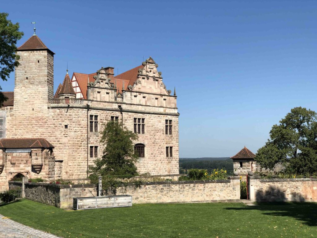 Blick auf die Burg Cadolzburg und ihre florale Gartenanlage.