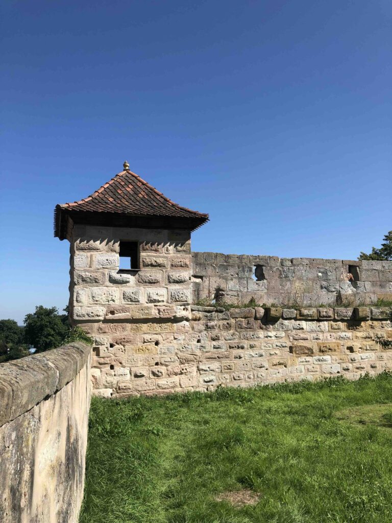 Teilstück der Brugmauer der Burg Cadolzburg zu sehen ist ein Eckstück mit einem kleinen Türmchen