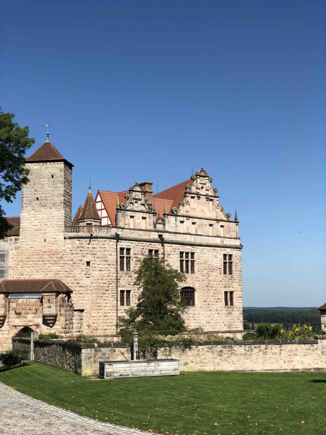 Blick auf die Burg Cadolzburg und ihre florale Gartenanlage.