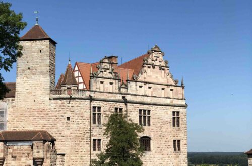 Blick auf die Burg Cadolzburg und ihre florale Gartenanlage.