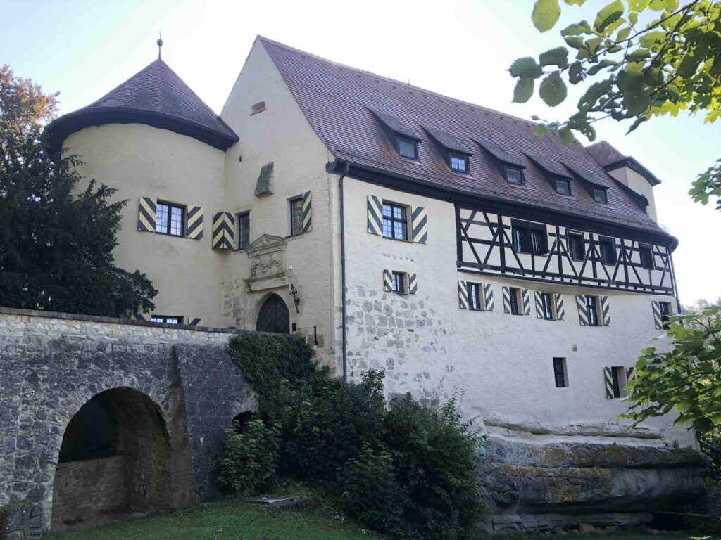 Blick auf die Burg Rabenstein mit dem Runden Turm am Eingangsbereich.