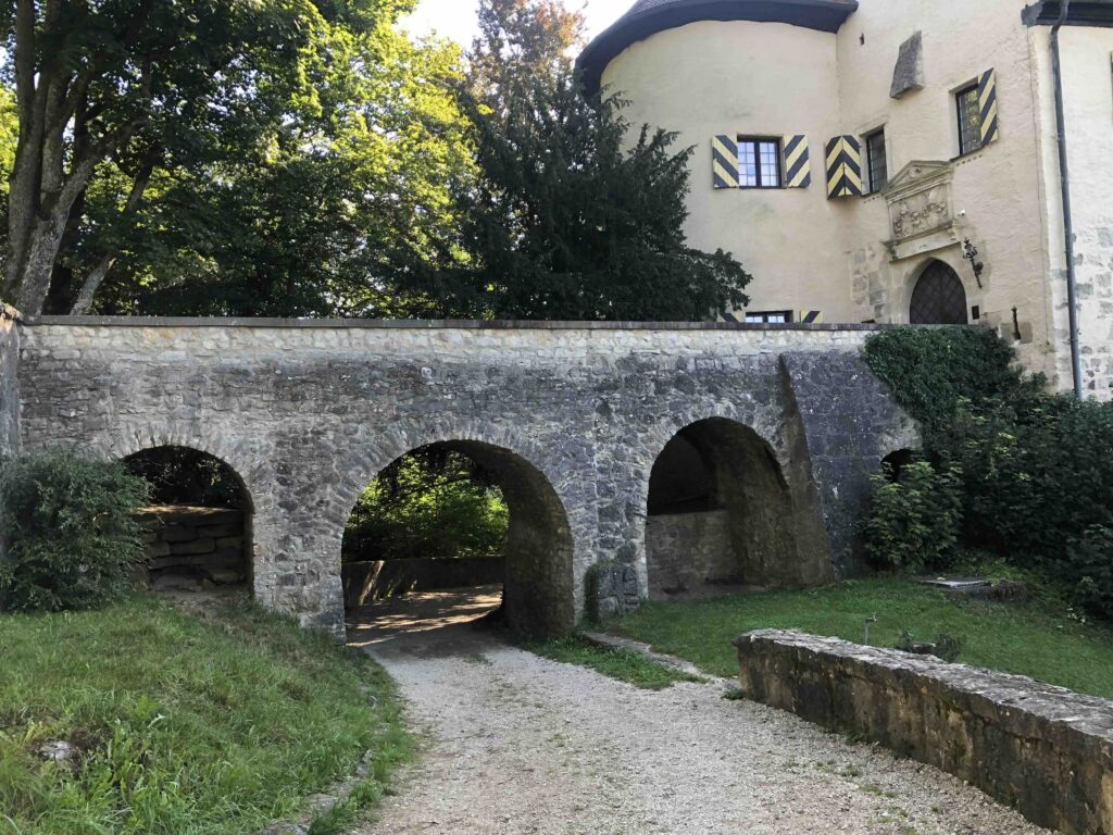 Blick vom Burgraben auf die steinerne Burgbrücke