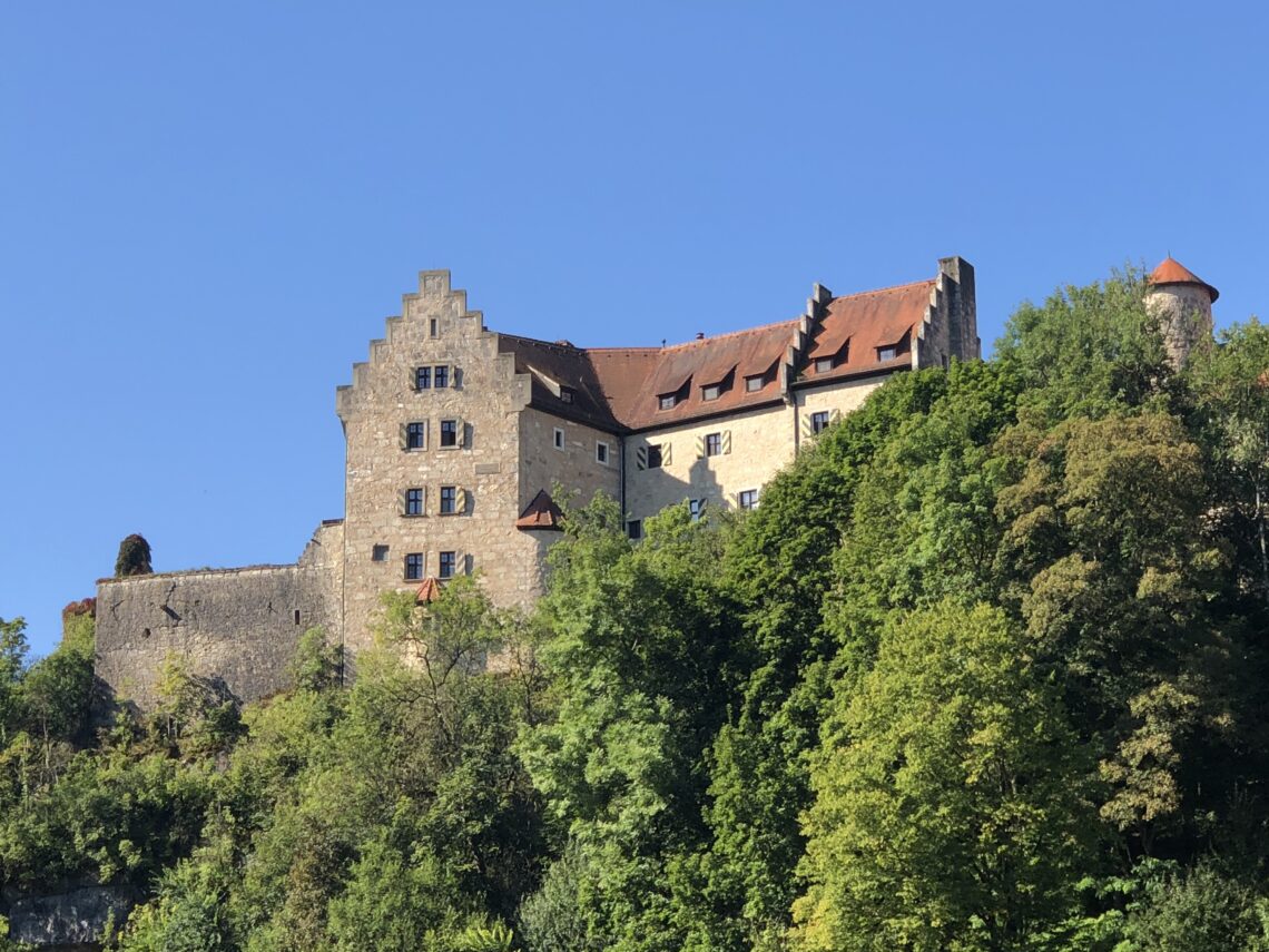 Blick von weiten auf die Bug Rabenstein