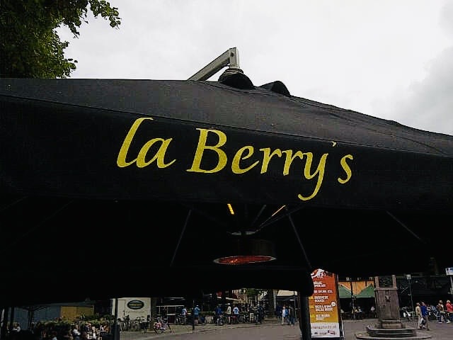 Sonnenschirm mit der Aufschrift La Berry´s aufgenommen im gleichnamigen Café in Enschede