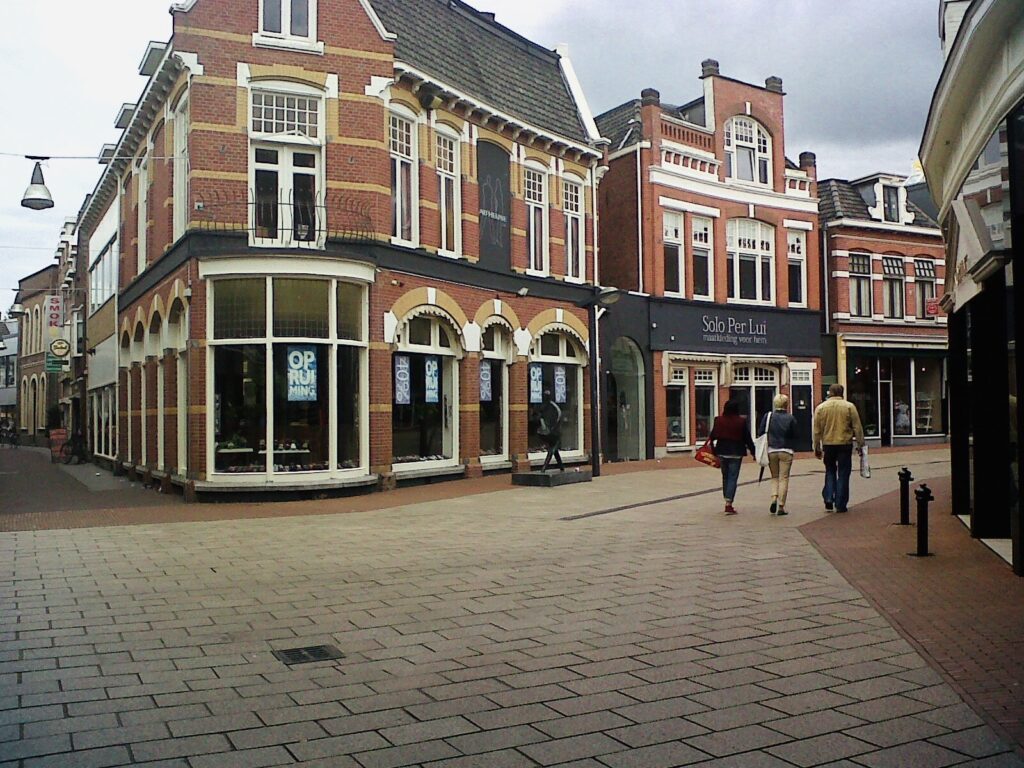 Enschede dargestellt als Blick in eine Gasse in der Innenstand. 