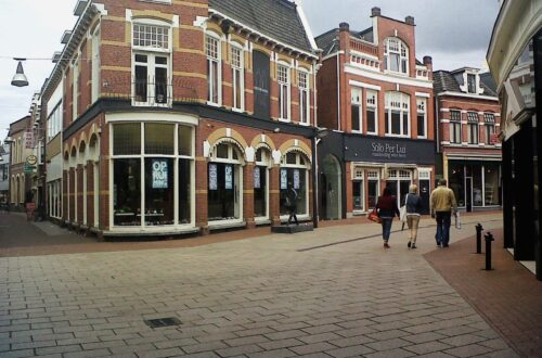 Enschede dargestellt als Blick in eine Gasse in der Innenstand.