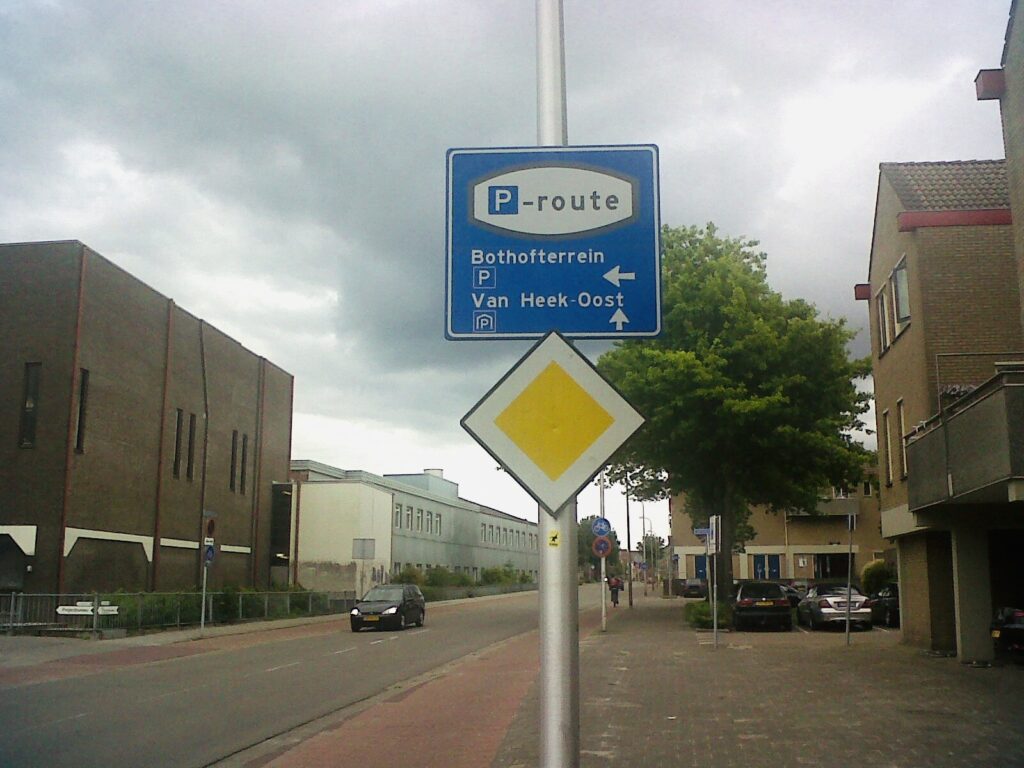 Straßenschild für ein typisches Parkleitsystem auf Niederländisch