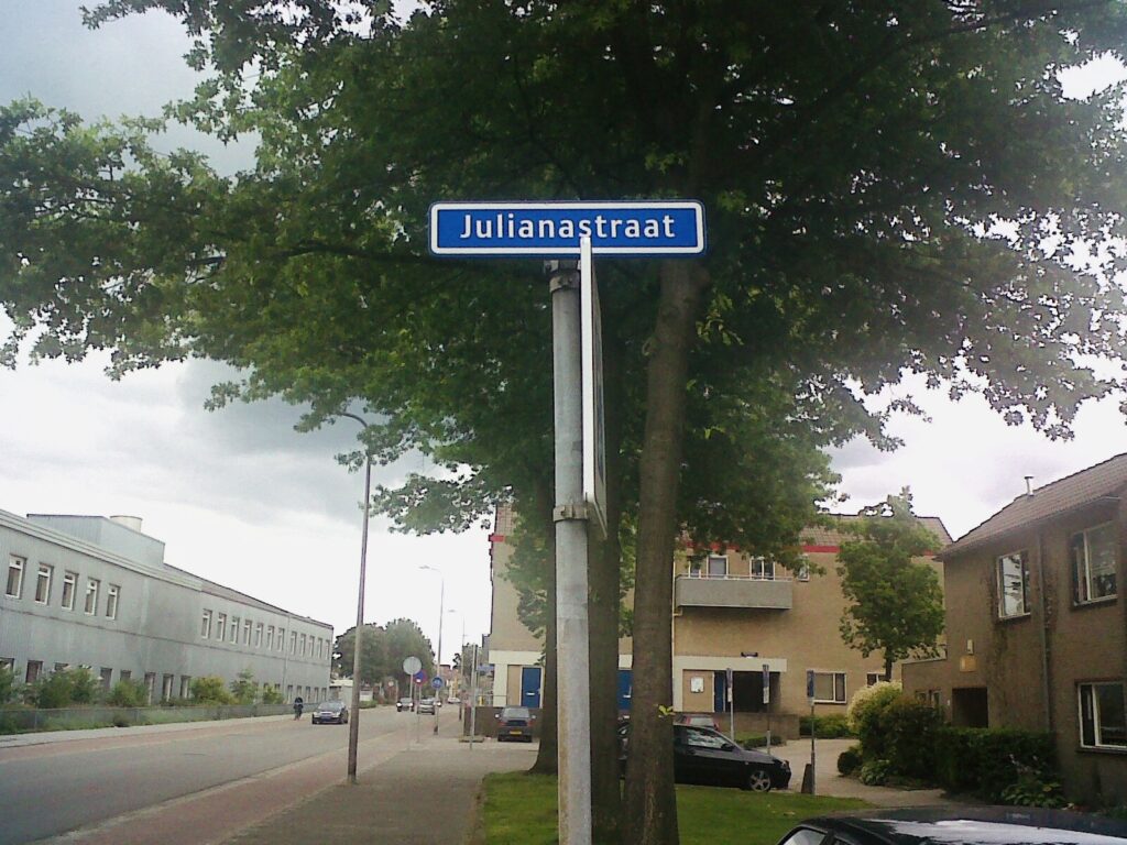 Straßenschild mit der Aufschrift Julianastraat 