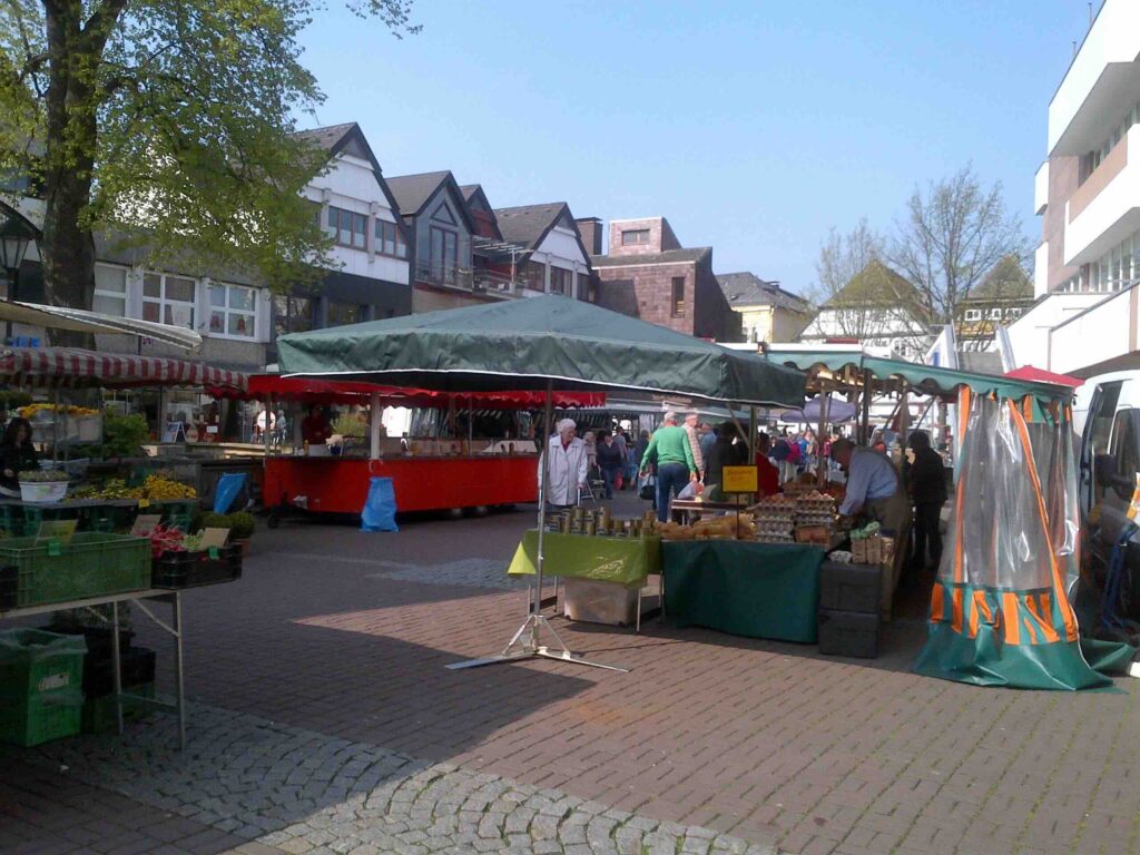 Marktplatz mit Marktständen in Höxter