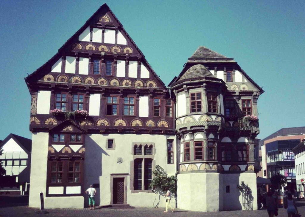 Blick auf ein Fachwerkhaus in der historischen Altstadt Höxter