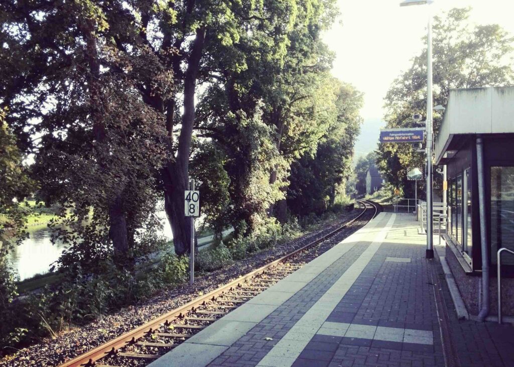 Blick aufs Gleis am Bahnhof Höxter