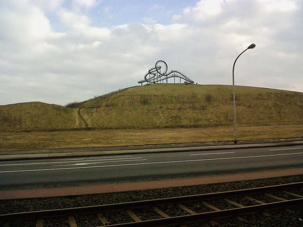 Blick von der Straße auf die Duisburger Anhöhe mit der Tiger & Turtle Konstruktion