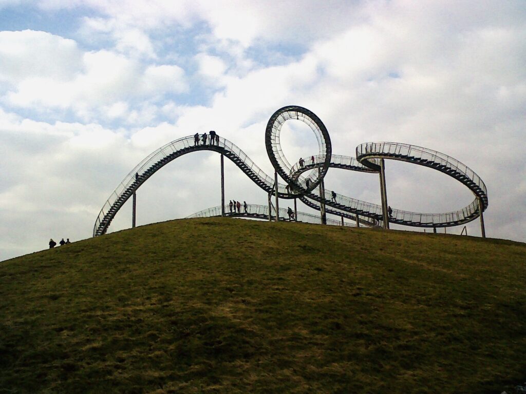 Aufnahme der Tiger & Turtle Skulptur als Seitliche Ansicht.