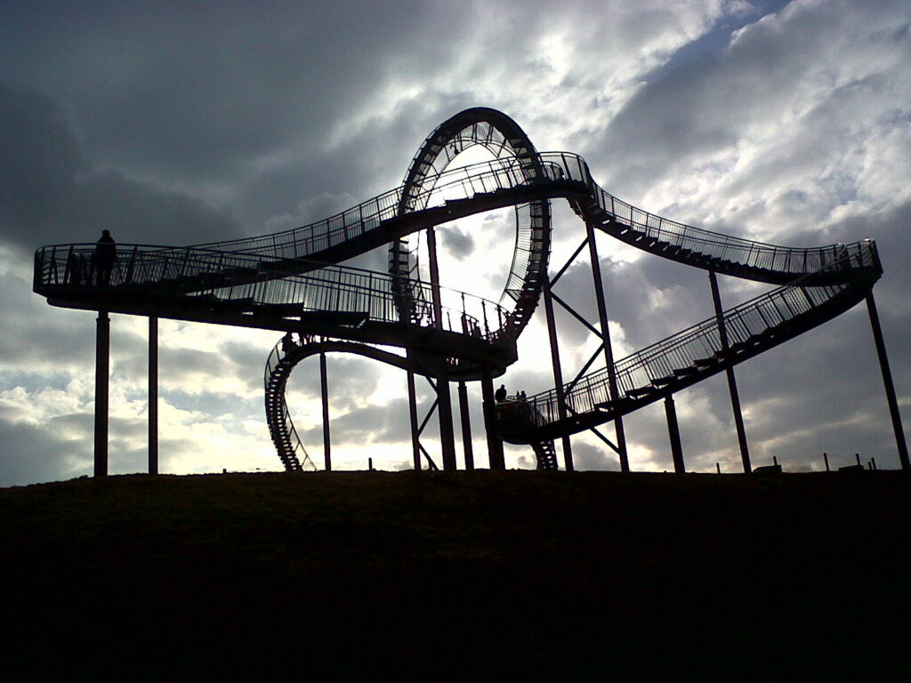 Blick auf die Tiger & Turtle Skulptur in der Dämmerung am späten Nachmittag.