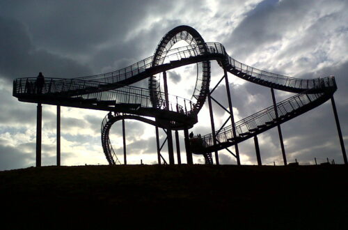 Blick auf die Tiger & Turtle Skulptur in der Dämmerung am späten Nachmittag.