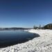 Brombachsee verschneit und leicht zugefroren mit blauen Himmel