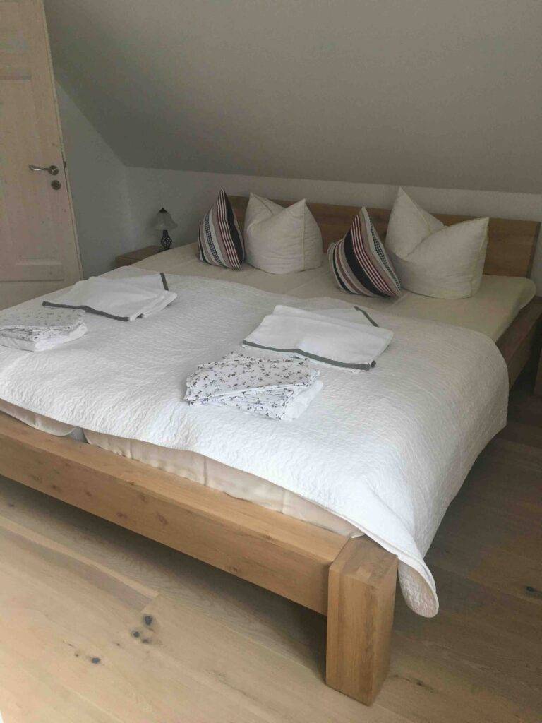 Ferienhaus: Schlafzimmer mit Doppelbett. 