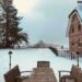 Wokation in Putbus: Blick von einem Ferienhaus auf das andere. Dazwischen eine Terrasse mit Sitzgruppe.