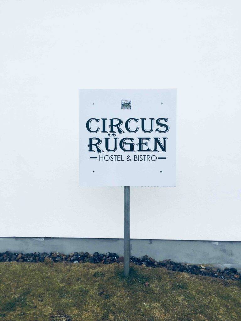 Schild mit Aufschrift "Circus Rügen"