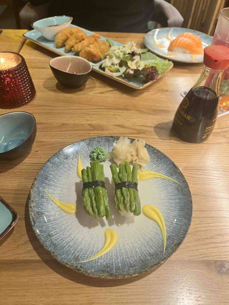 Mako Asian Cuisine in Nürberg - Bild von zwei Sushi Nigiri mit grünem Spagel