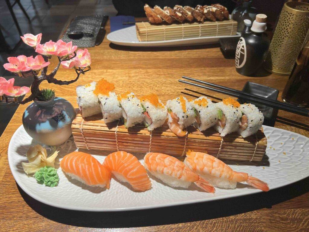 Sake-Set probiert, das aus Inside-Out-Rollen mit Lachs sowie Sake- und Ebi-Nigiri bestand. 