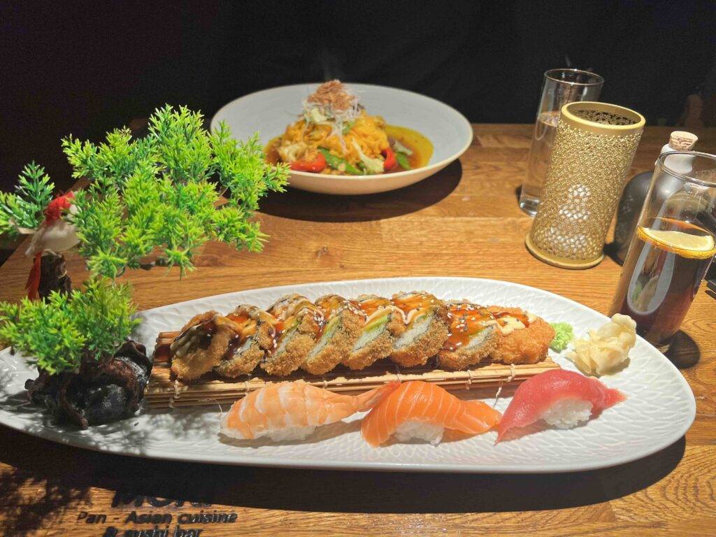 Mono-Set: das unter anderem Salmon Tempura und verschiedene Nigiri, darunter Nigiri Tuna, beinhaltete