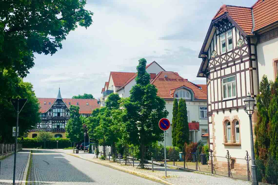 Bad Salzungen - Blick auf das prunkvolle Gebäude am Gradierwerk