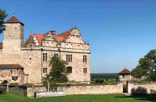 Blick auf die Burg Cadolzburg und ihre florale Gartenanlage.