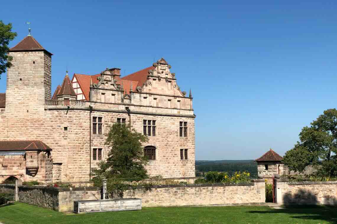 Blick auf die Burg Cadolzburg und ihre florale Gartenanlage.