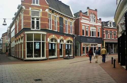 Enschede dargestellt als Blick in eine Gasse in der Innenstand.
