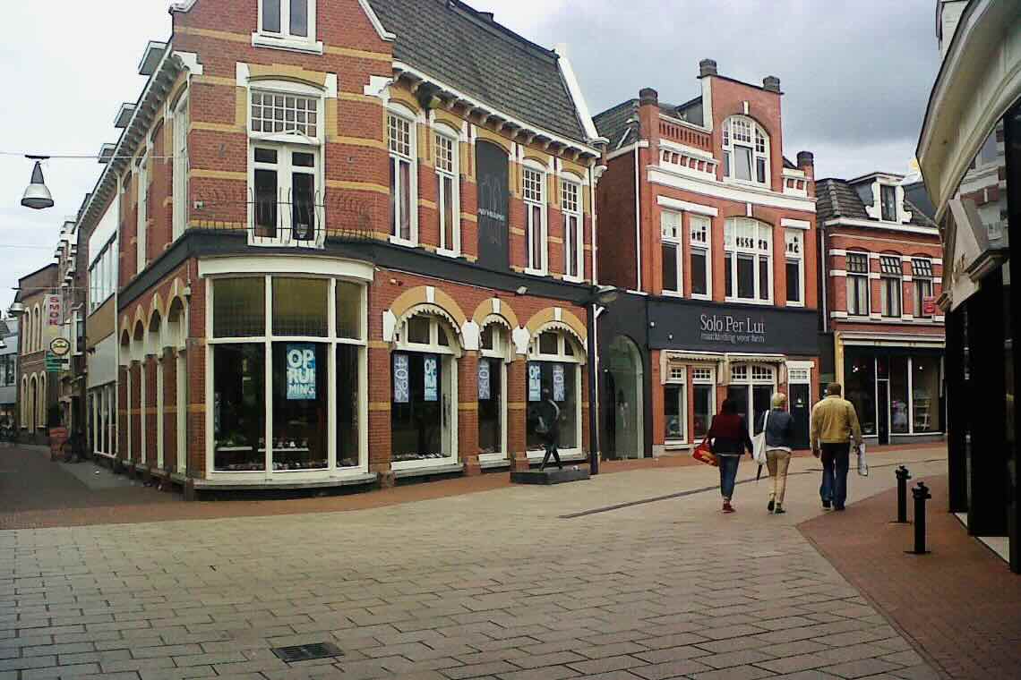 Enschede dargestellt als Blick in eine Gasse in der Innenstand.