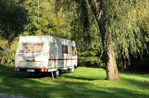Schwarzwald Camping Altensteig: Oldtimer Wohnmobil steht auf einer Wiese