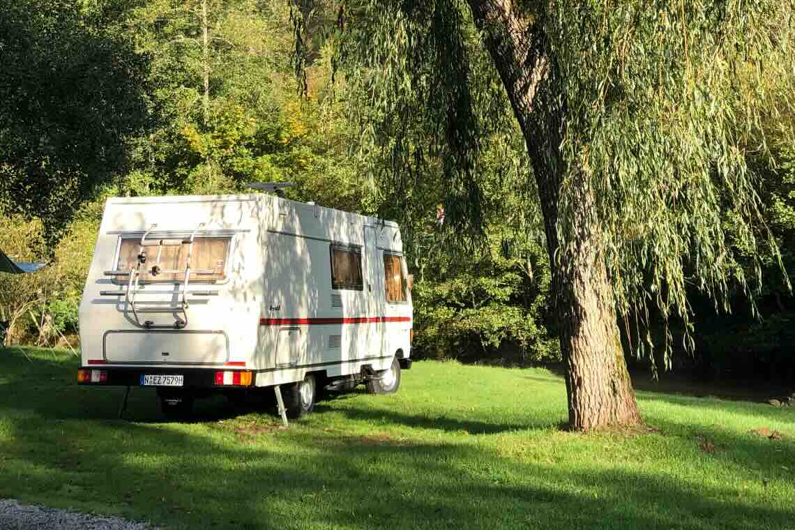 Schwarzwald Camping Altensteig: Oldtimer Wohnmobil steht auf einer Wiese