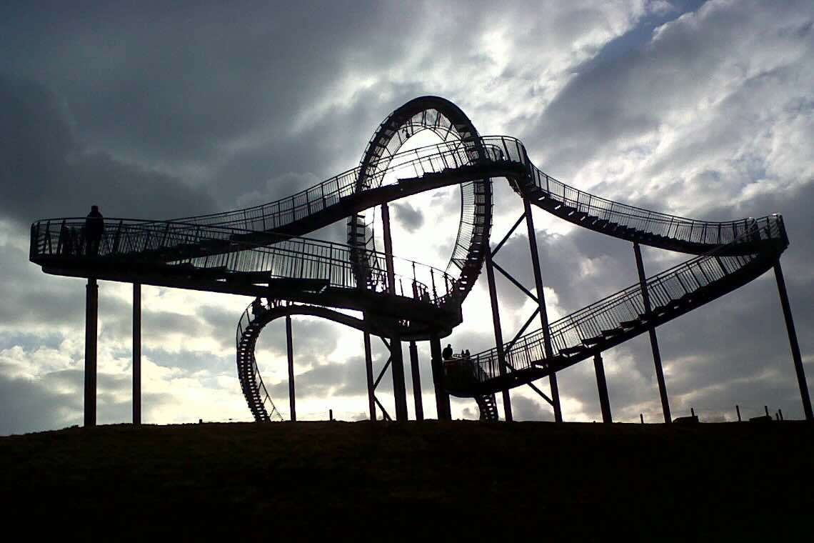 Blick auf die Tiger & Turtle Skulptur in der Dämmerung am späten Nachmittag.