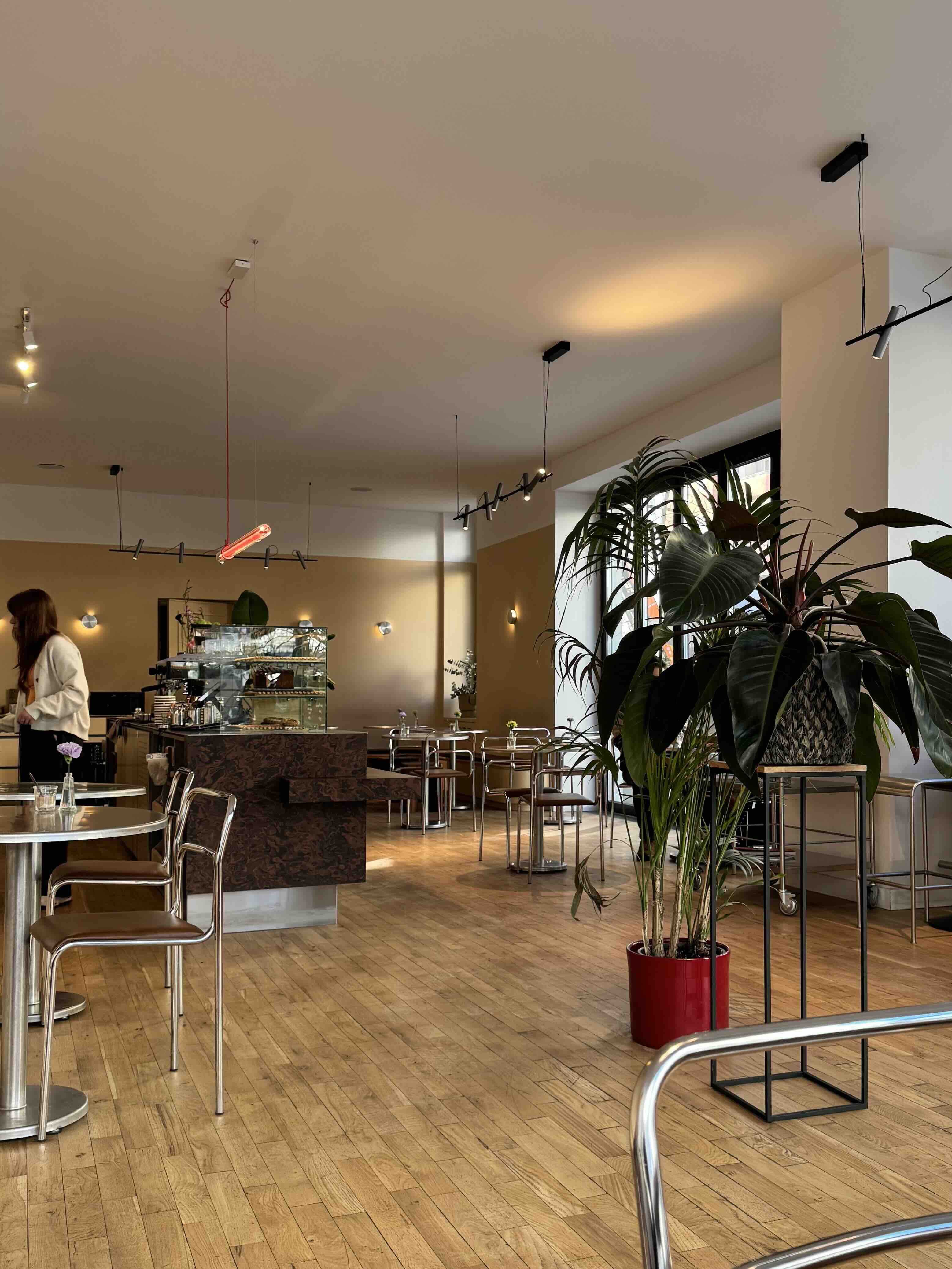 Innenraum des 44 Brekkie in Berlin Charlottenburg