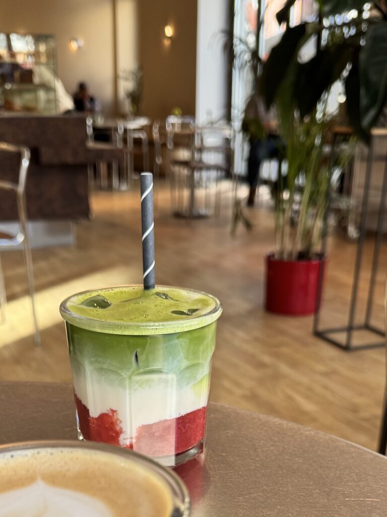 Matcha Latte mit Erdbeerpüree im 44 Brekkie Berlin
