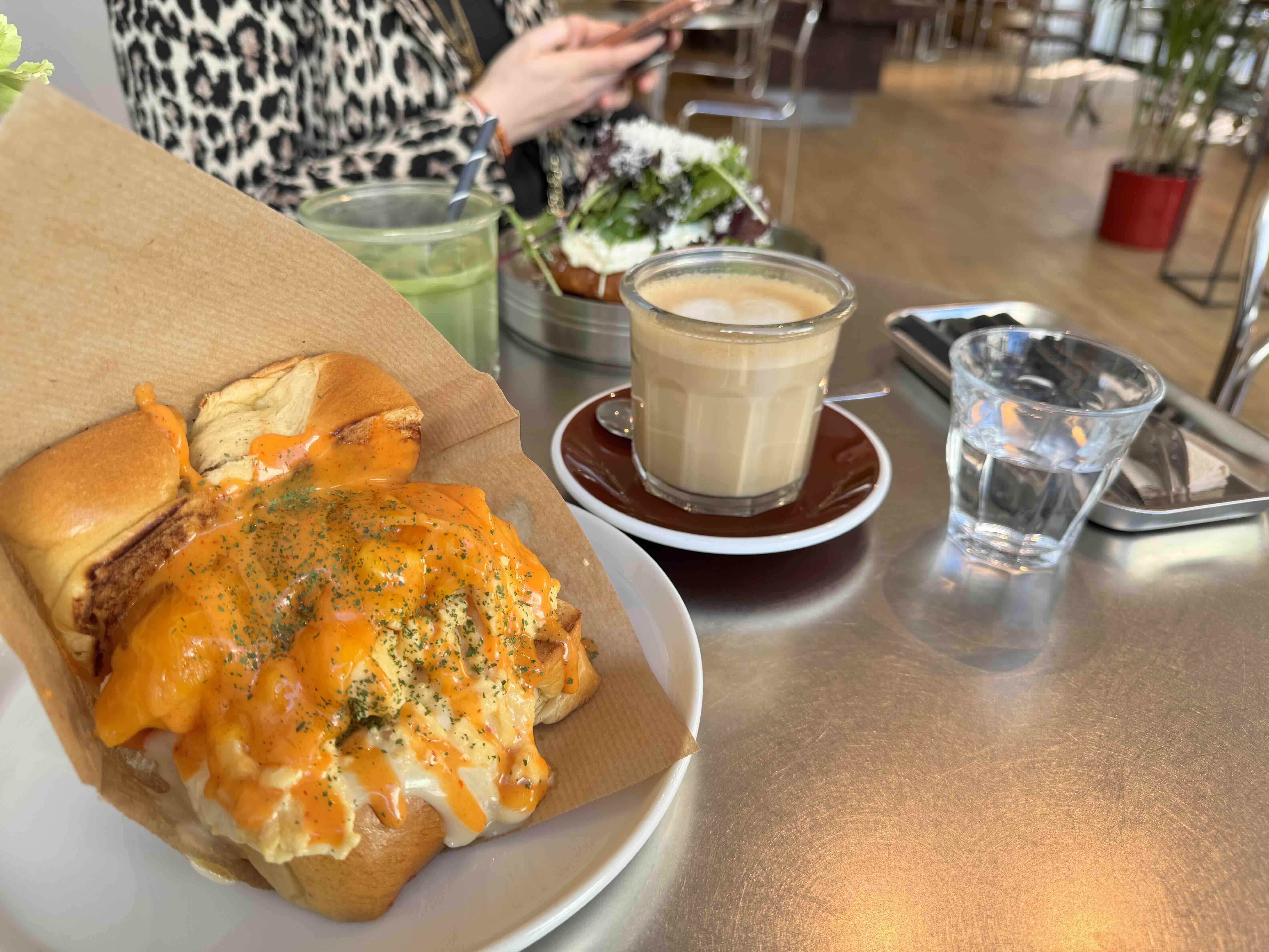 Egg Drop Sandwich mit Rührei, Lachs und Kapern im 44 Brekkie Berlin