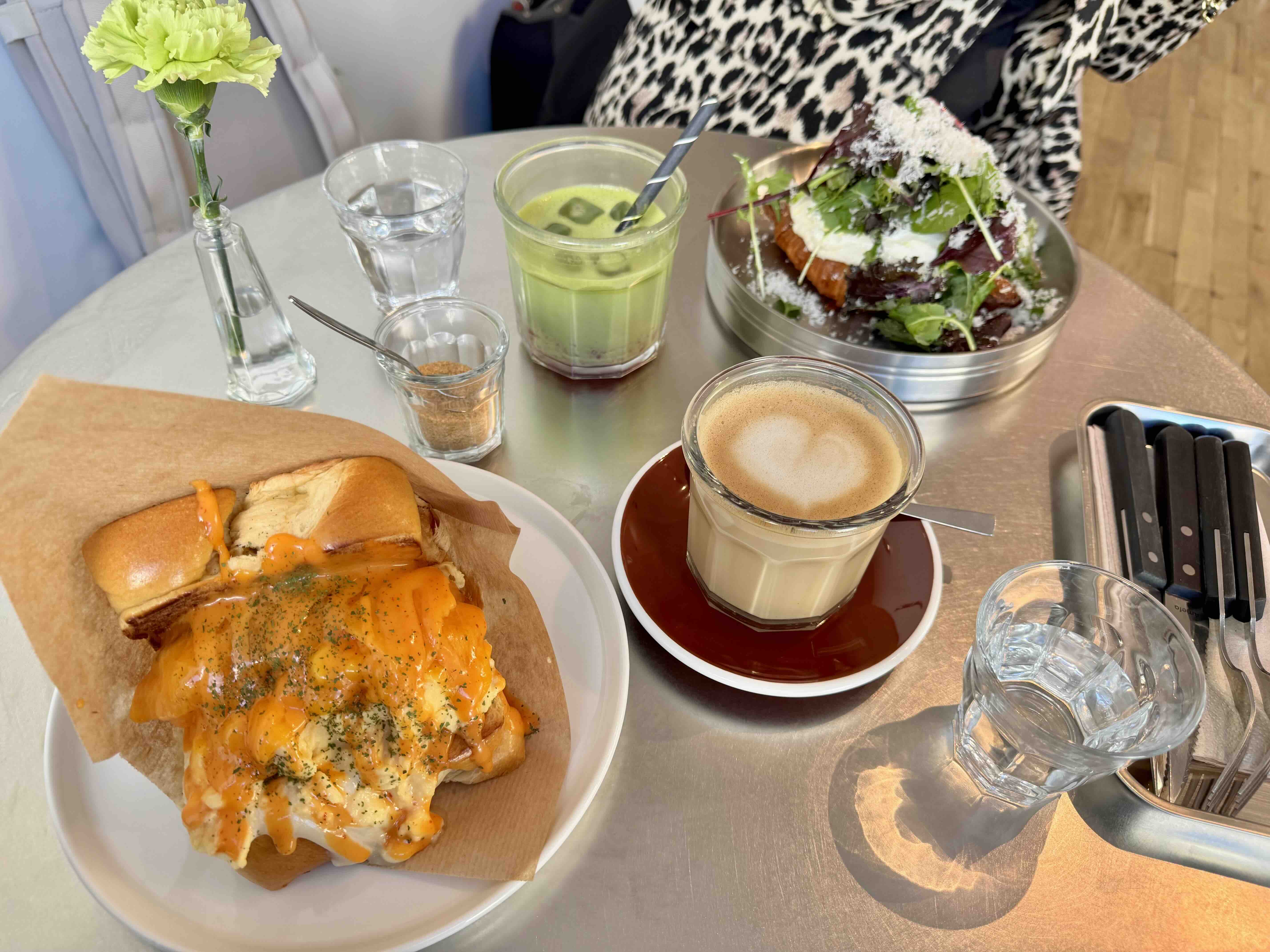 Smash Mountain Croissant mit Avocado und pochiertem Ei im 44 Brekkie Berlin