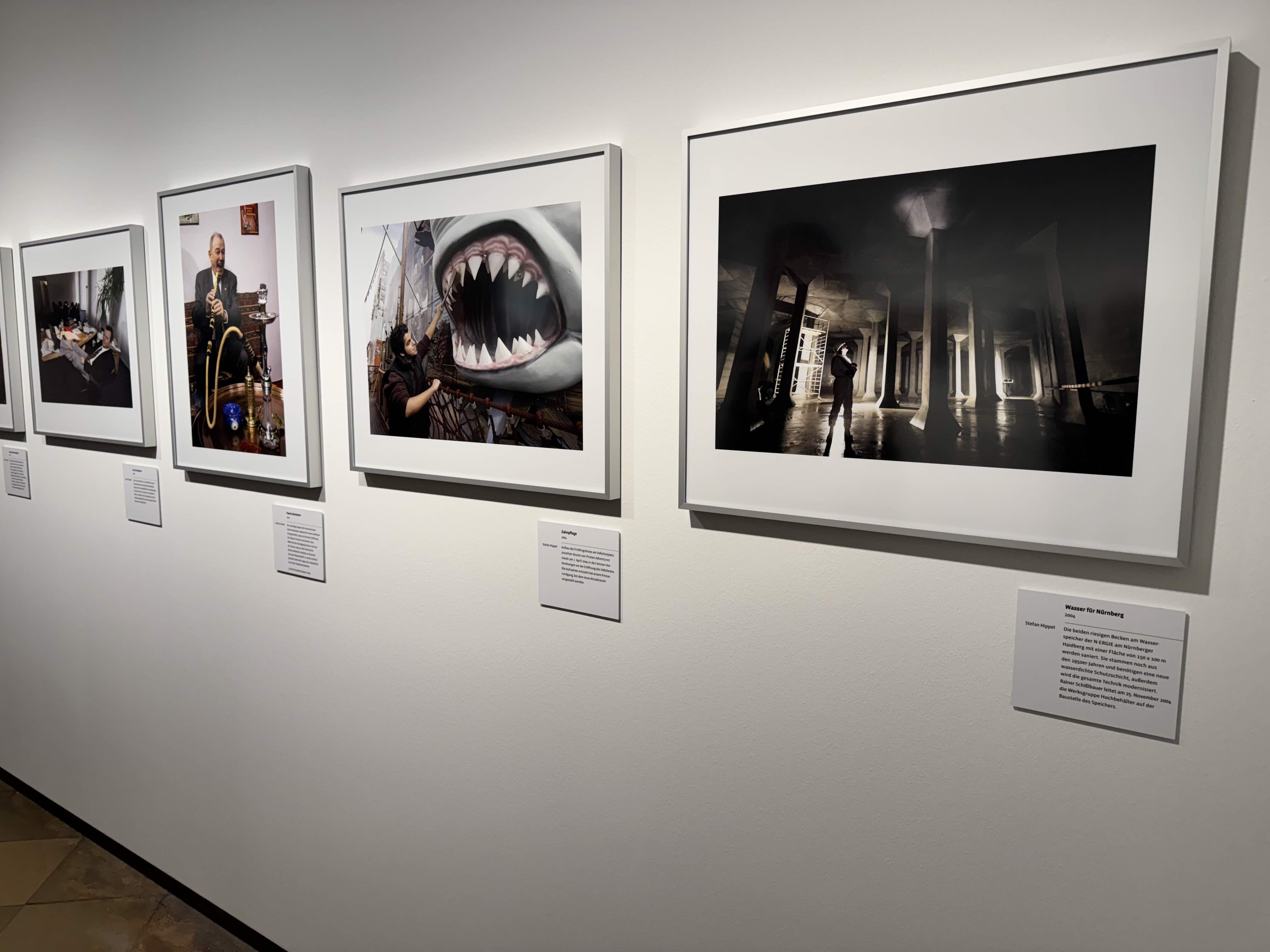 Mehrere Fotografien der Ausstellung 72 Augenblicke im Fembo-Haus Nürnberg