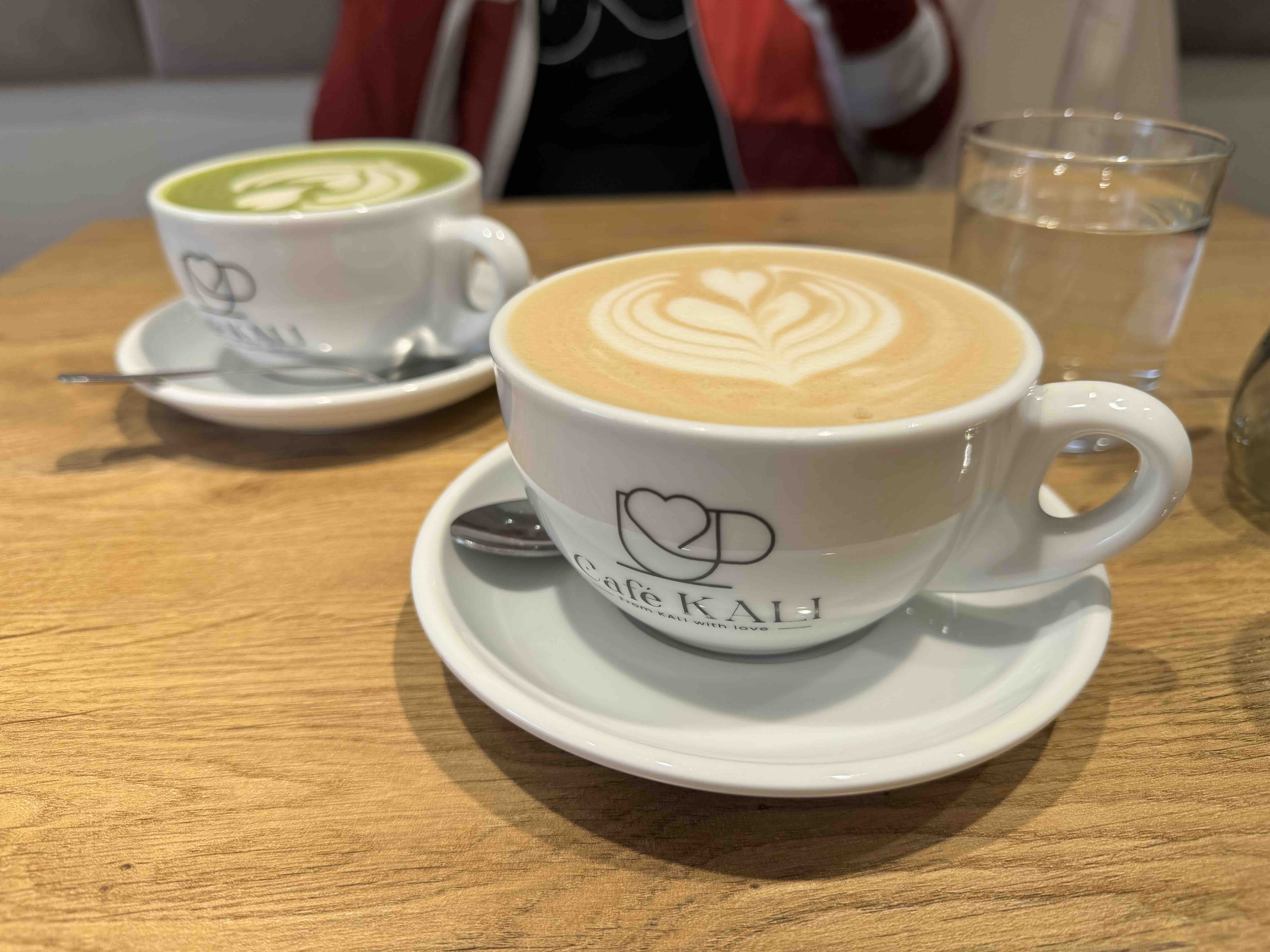 Kaffee und Matcha auf einem Tisch im Café KALI Berlin