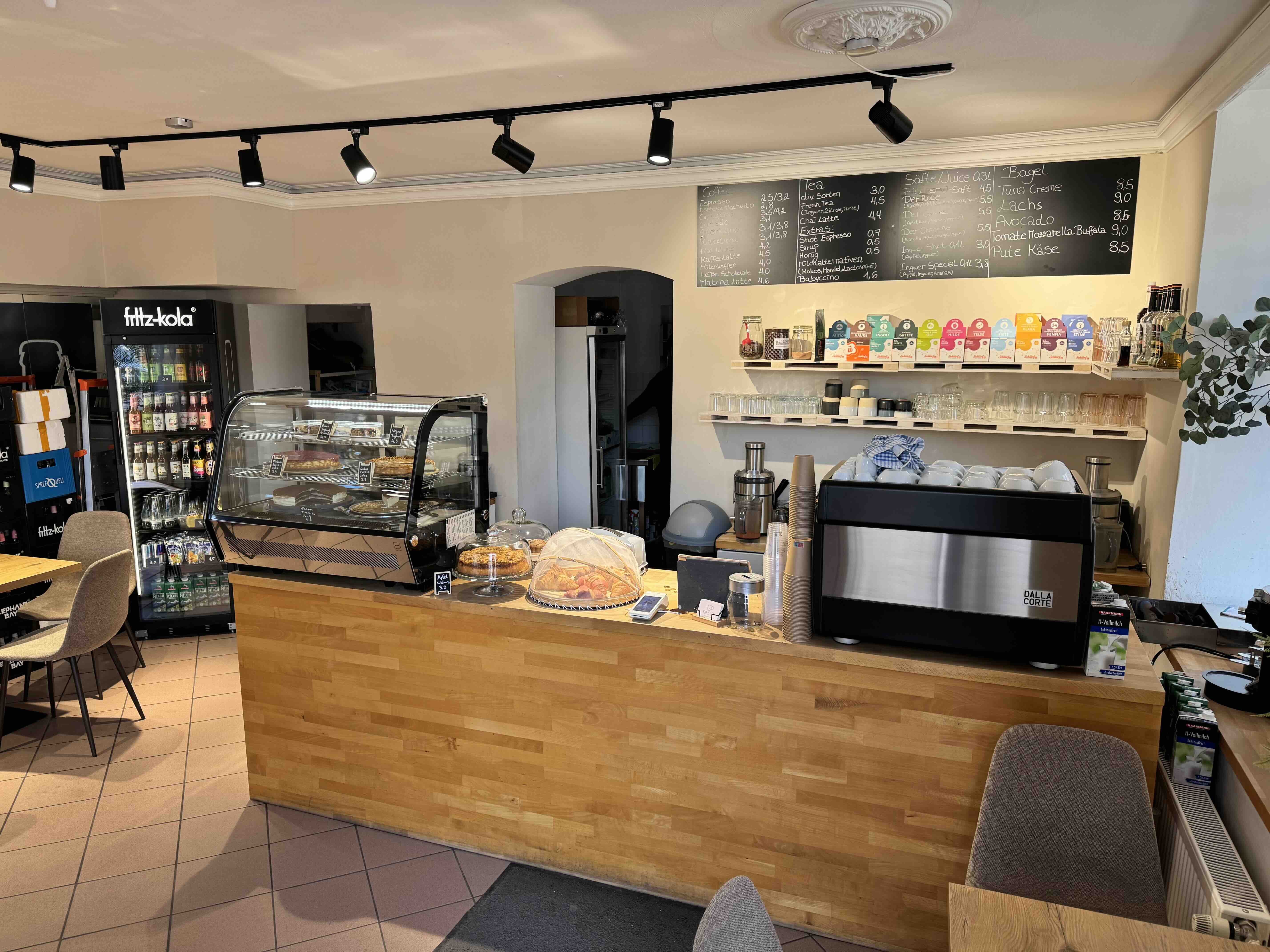Innenraum und Tresen im Café KALI Berlin
