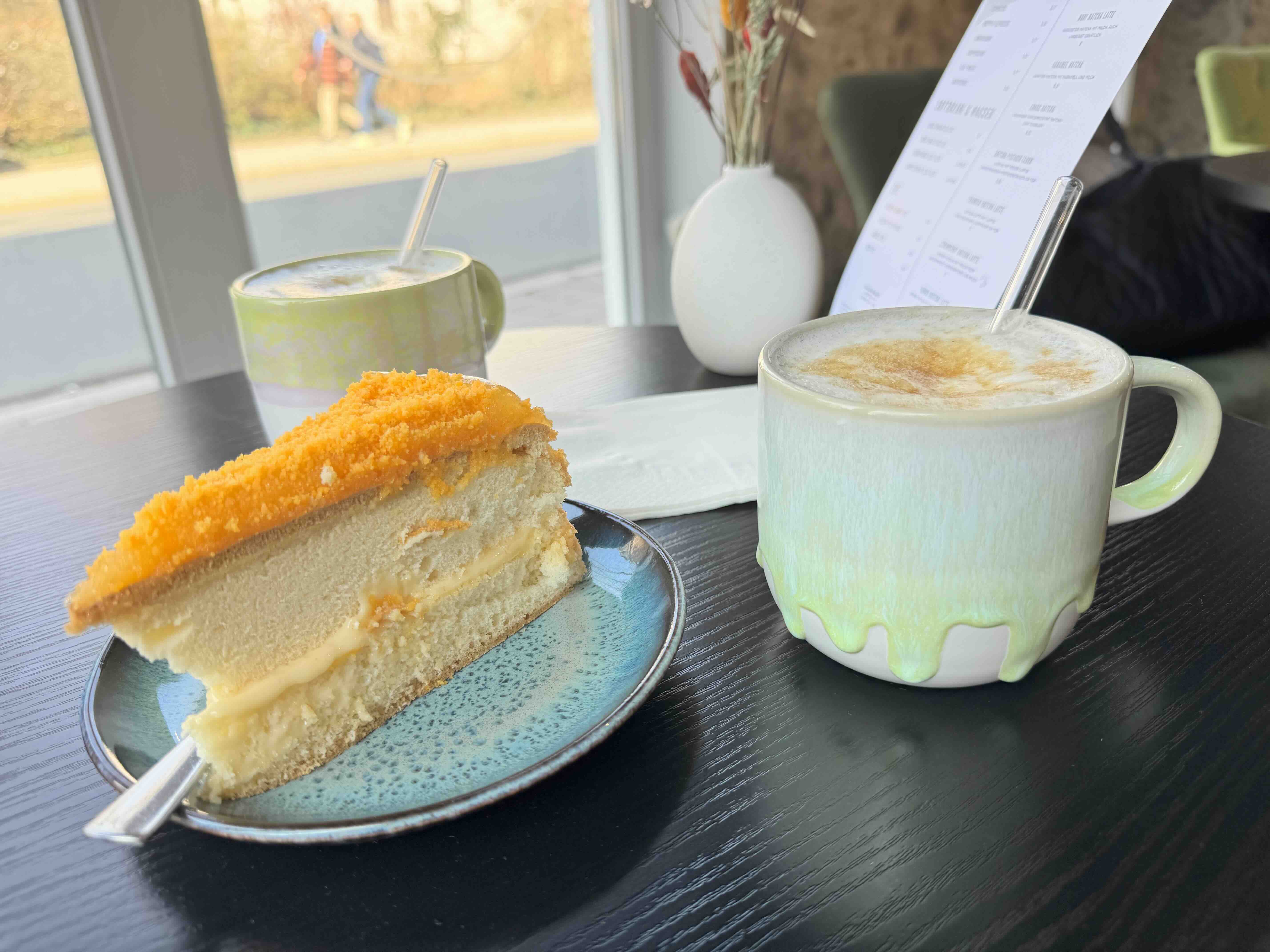 Black Sesame Creme Brûlée Kaffee und Salted Egg Chiffon Cake im Café Mori Erlangen